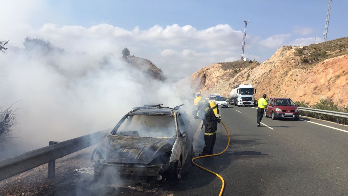 Bomberos del Levante actuando en la extinción del vehículo.