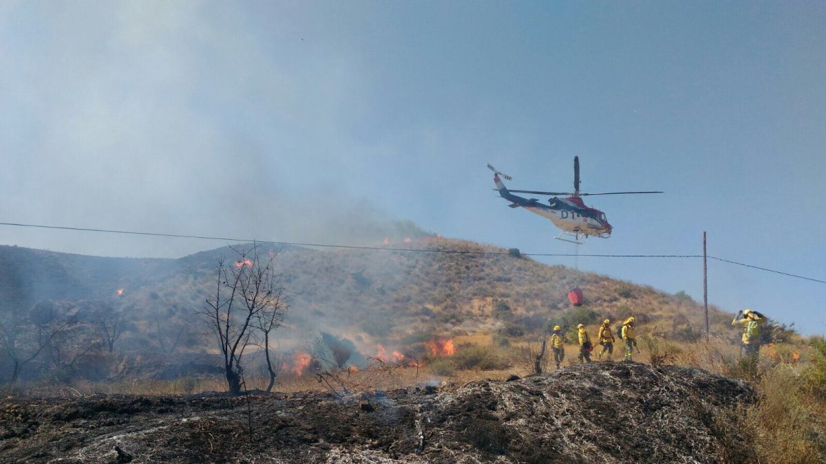 Un helicóptero ayer en Cortijo Aguarico. Bomberos del Levante
