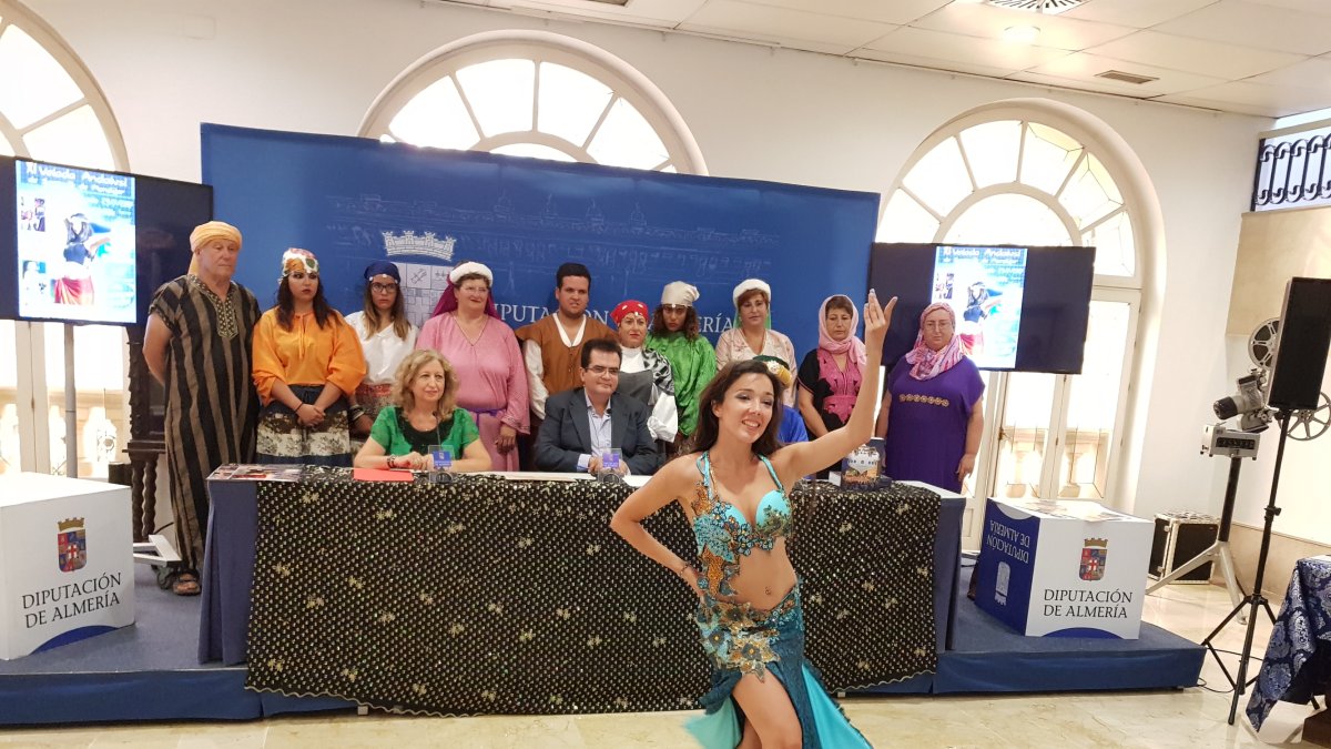 La bailarina Cristina Samaniego tras su representación de danza oriental en la presentación.