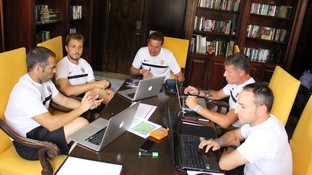 El cuerpo técnico del Almería en Mijas.