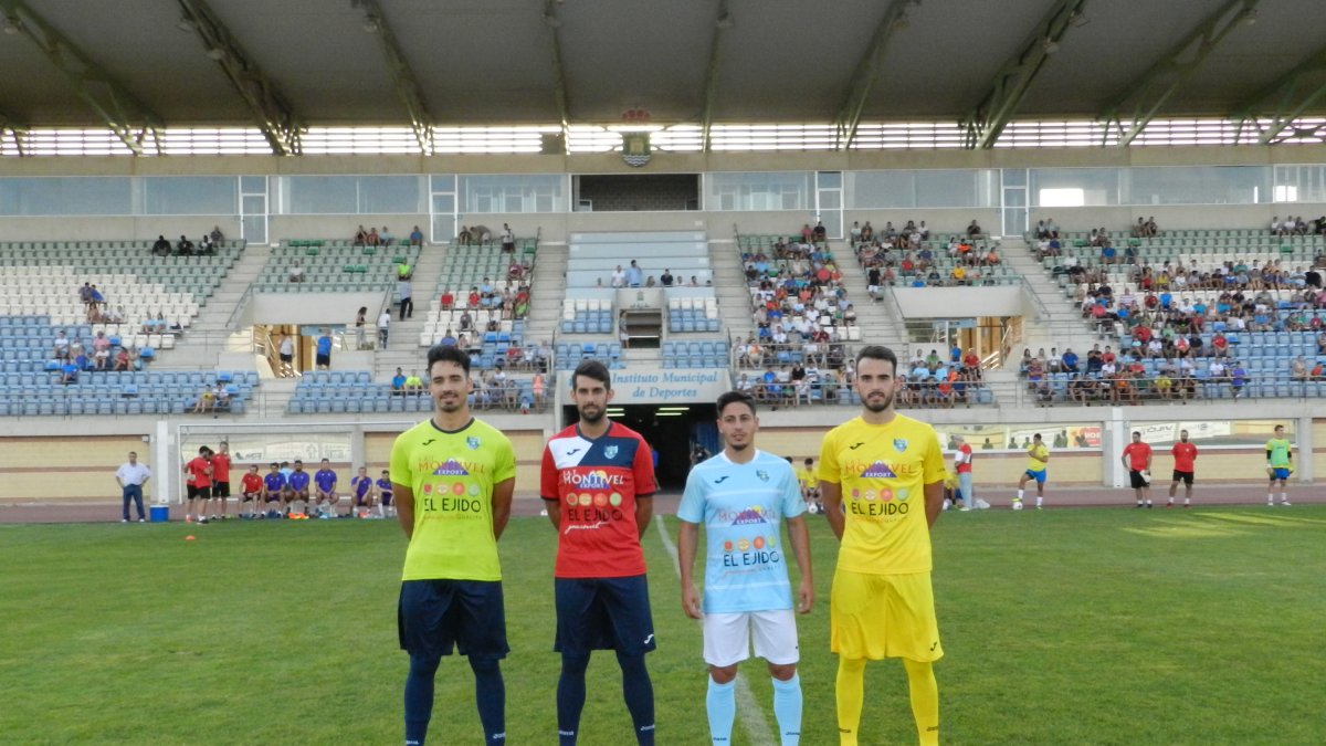 Jugadores ejidenses con las equipaciones de este año