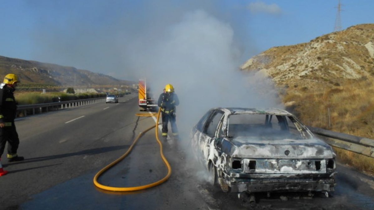 El vehículo quedó envuelto en llamas (Fotografía de Bomberos del Levante)
