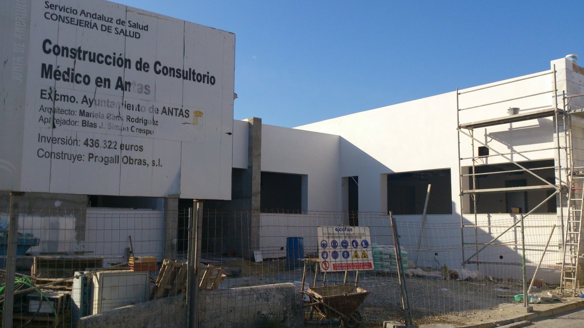 La construcción ya cuenta con el suelo puesto y los yesaires han concluido su trabajo.