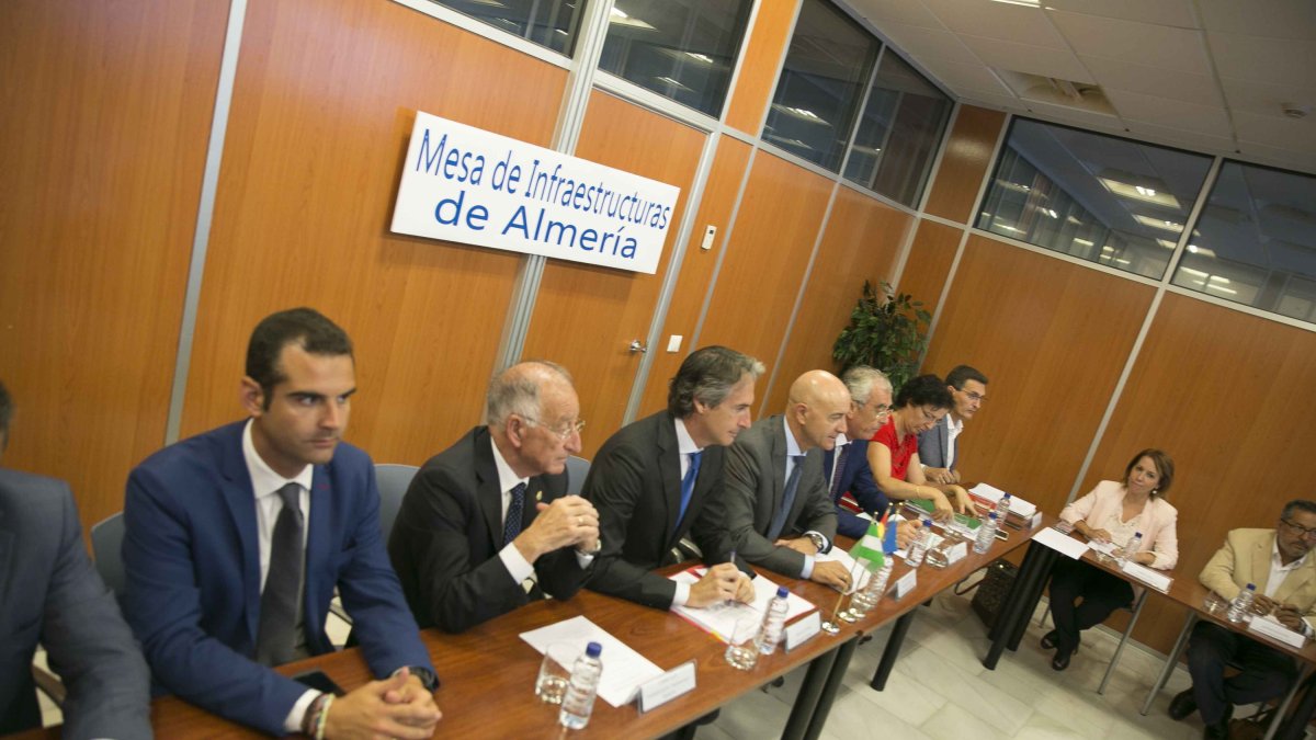Reunión de la Mesa de Infraestructuras con el Ministro.