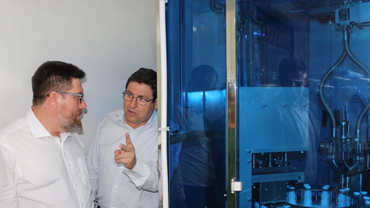 El consejero en la fábrica de yogur de Lubrín