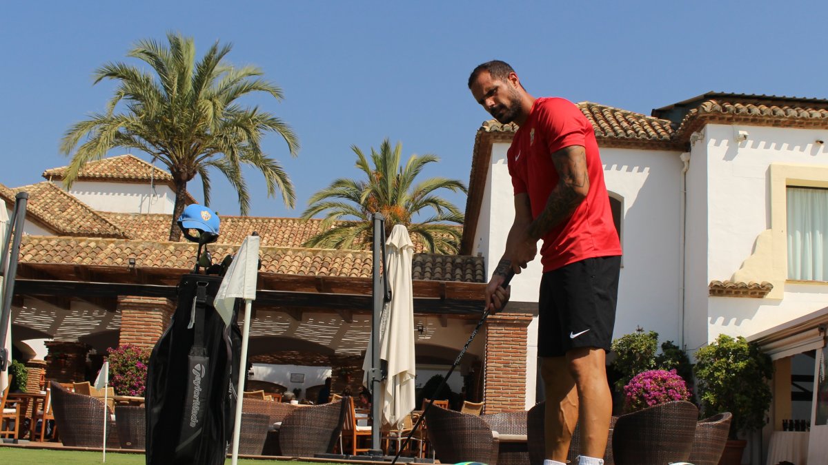 Nano, un amante del fútbol y del golf.