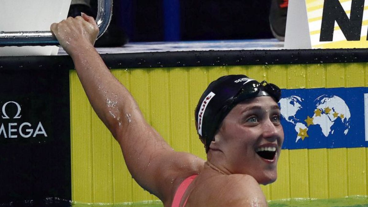 Mireia Belmonte nada más lograr el oro.