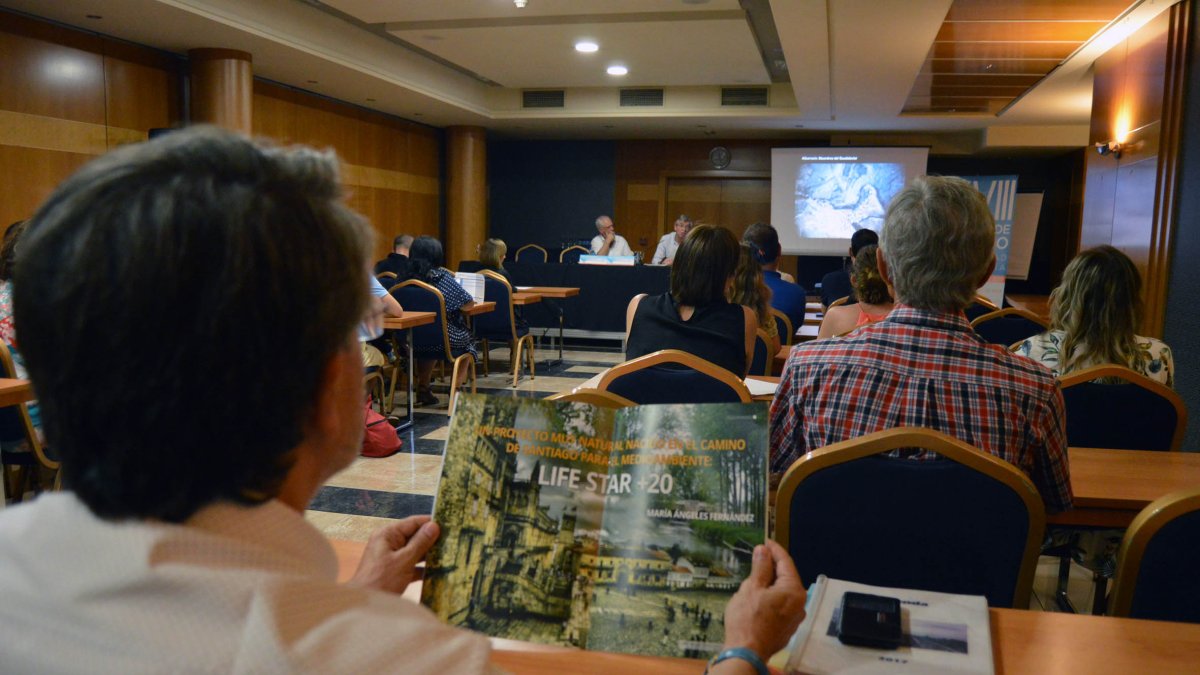 Un alumno observa uno de los folletos repartidos.