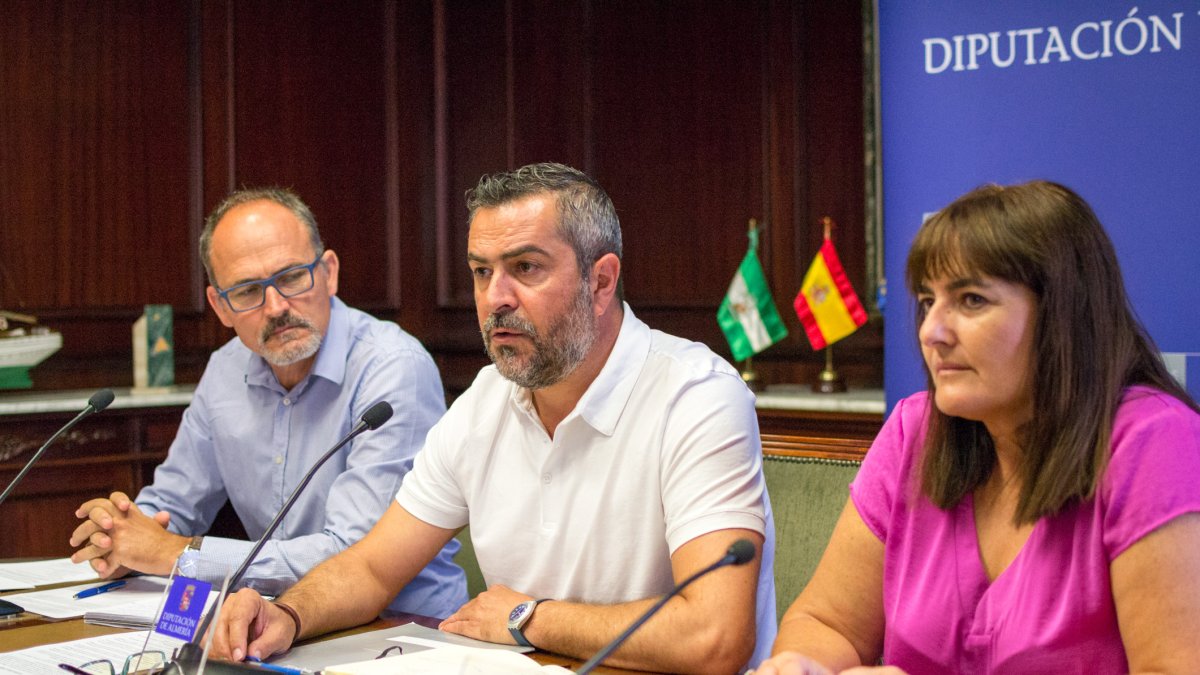 Los diputados socialistas Francisco García, Juan Antonio Lorenzo e Isabel Arévalo.
