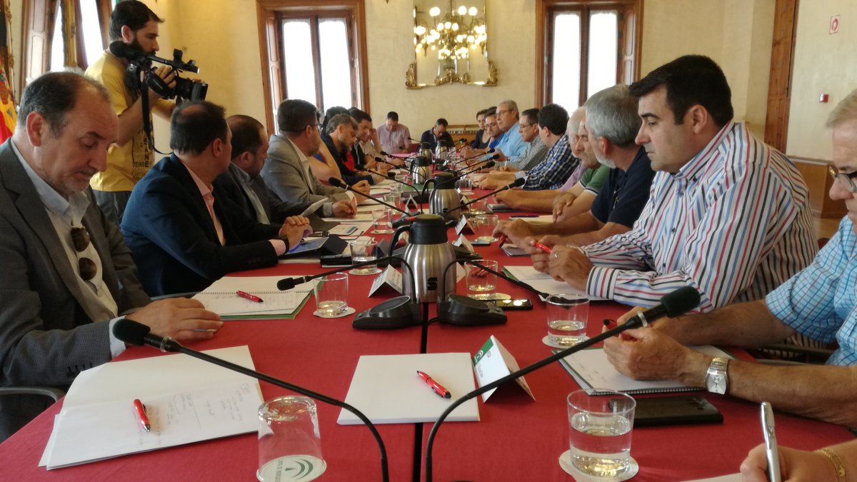 Reunión de los consejeros con la Mesa del Agua