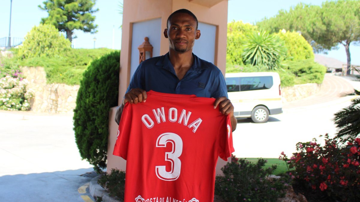 Owona con su nueva camiseta.