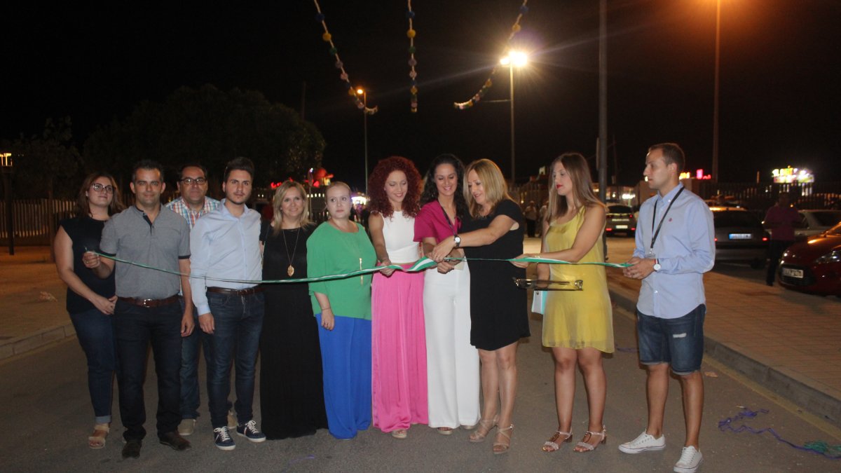 La alcaldesa de Níjar, Esperanza Pérez; y los concejales de su equipo de gobierno, junto a la Comisión de Fiestas, cortando la cinta inaugural de las