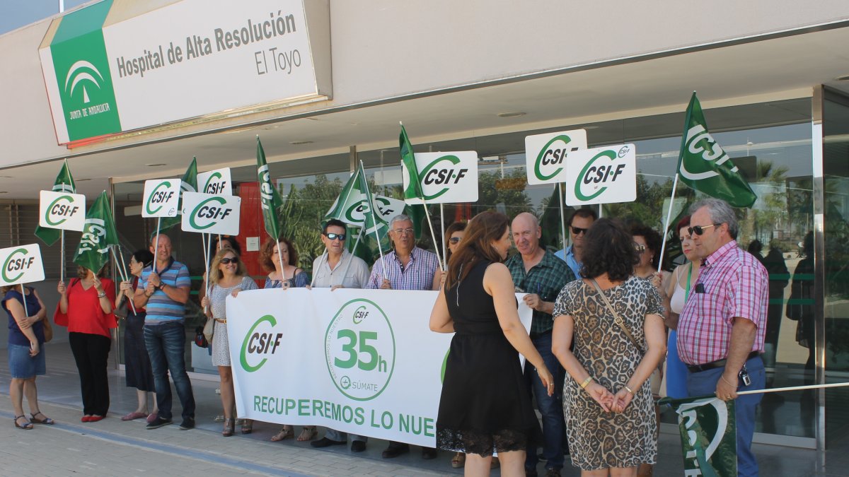 CSIF recibe a las diputadas del PP en El Toyo con una protesta sobre el decreto de las 35 horas