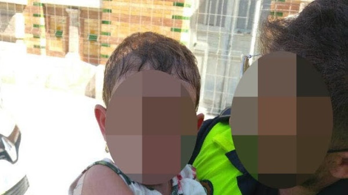 La niña tras ser rescatada por la Policía Local.