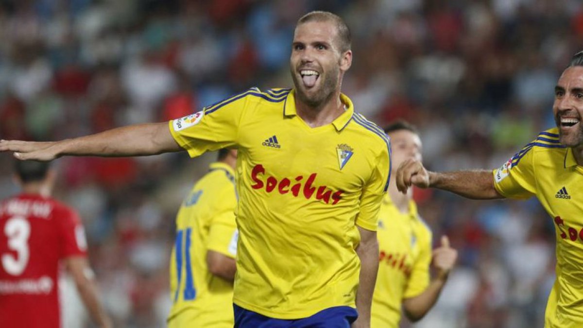 Ortuño celebrando un gol en el Estadio Mediterráneo al Almería.