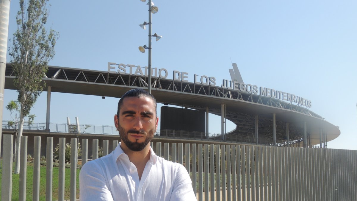 Al lado del Estadio de los Juegos Mediterráneos.