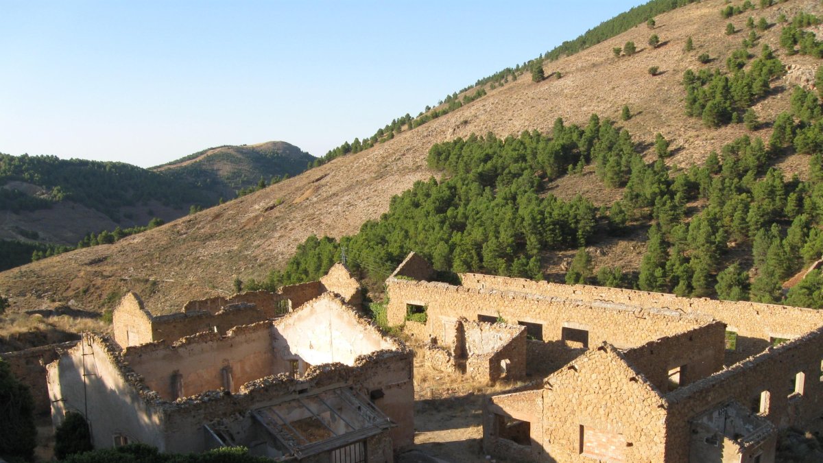 Ejemplos de recursos que podrían ponerse en valor como reclamo turístico en la Comarca serían los pueblos mineros de las Menas de Serón.