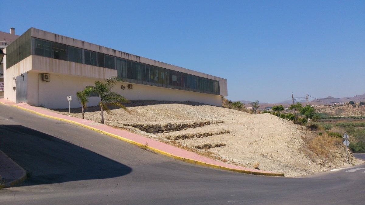 El espacio se encuentra en pendiente y debe rebajarse, igual que ocurrió con el proyecto de guardería.