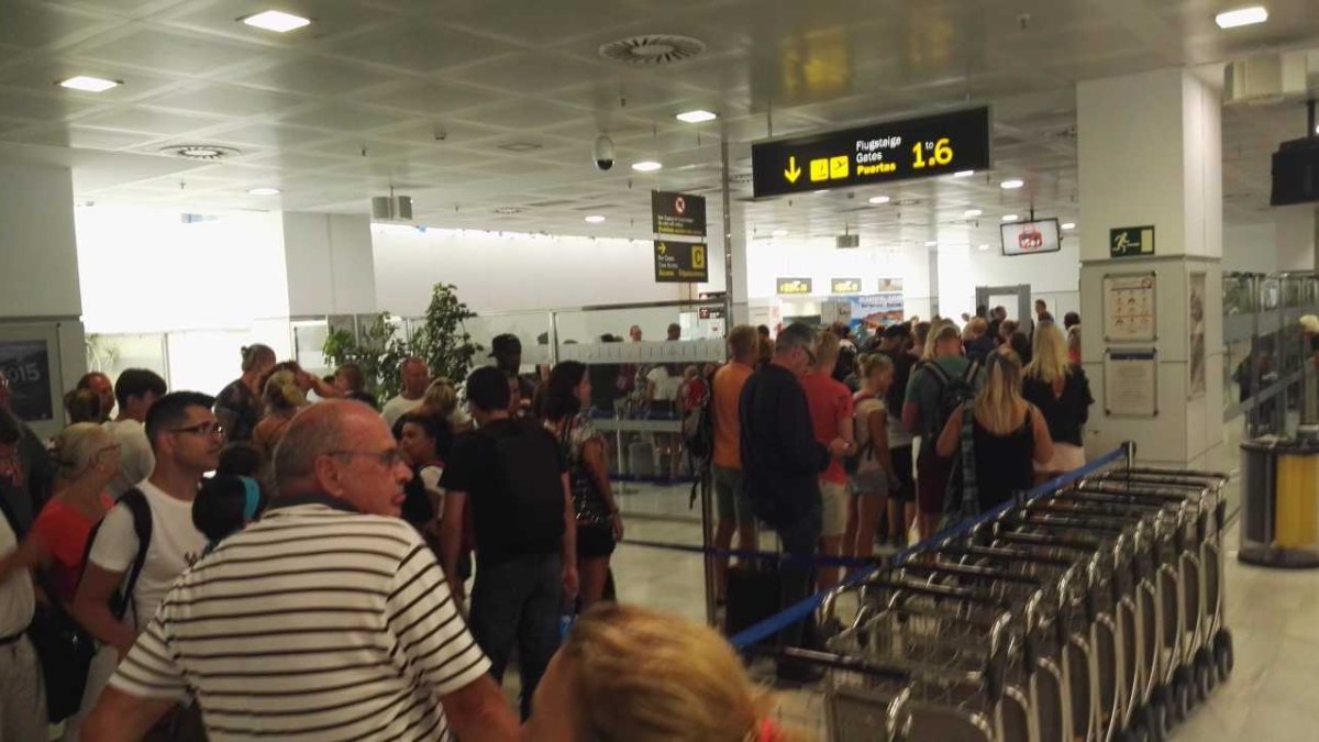 Aeropuerto de Almería durante la jornada del viernes, la de mayor afluencia.