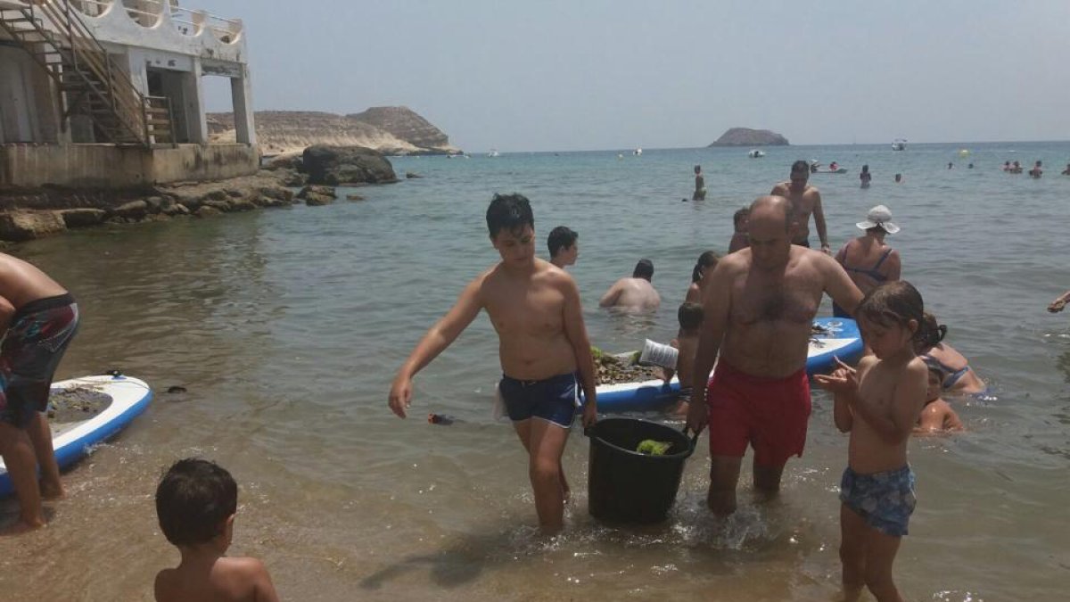 Los vecinos limpian ellos mismos su playa.