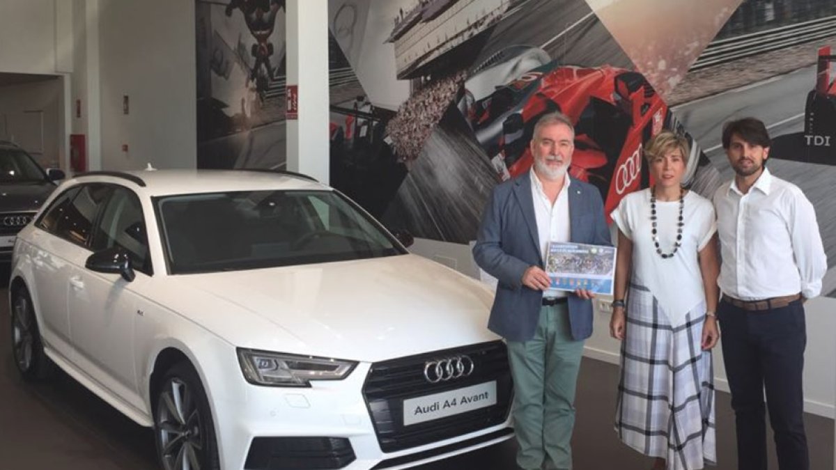 El presidente de la Mancomunidad con los responsables de Vera Import.