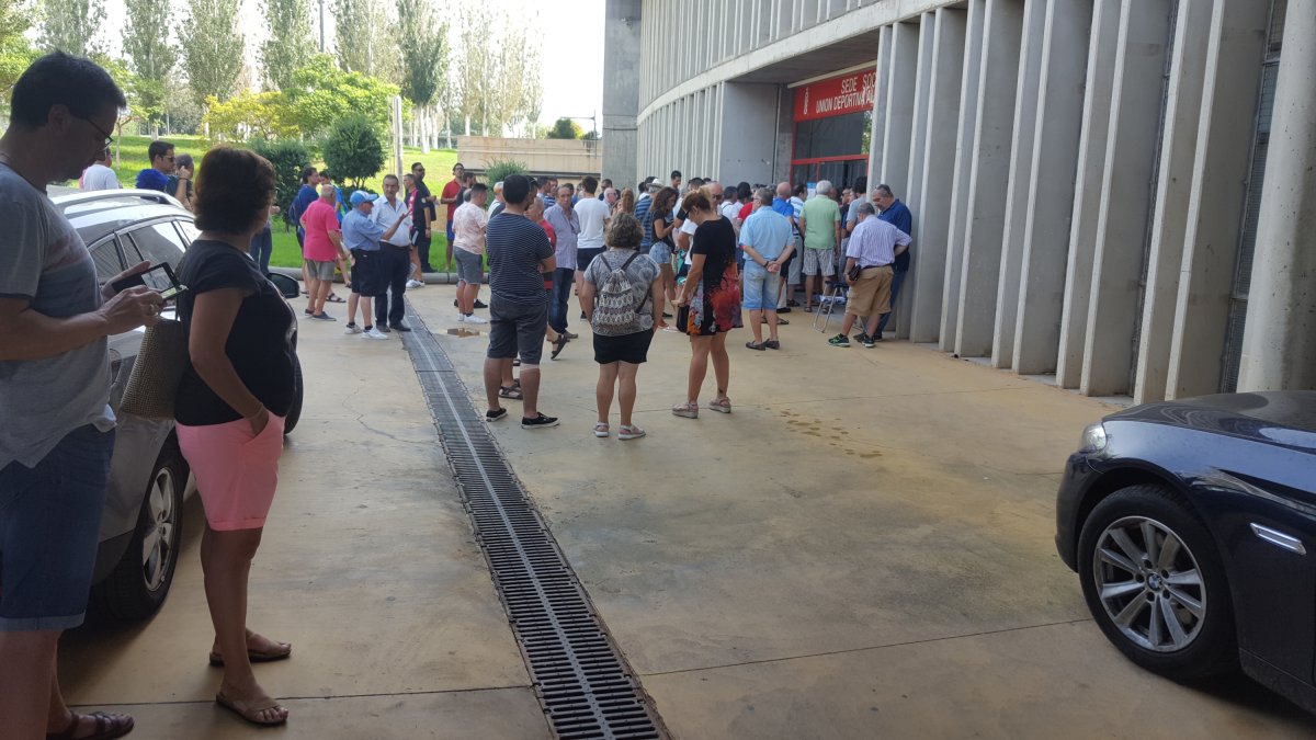 Así estaba la sede del club esta mañana.