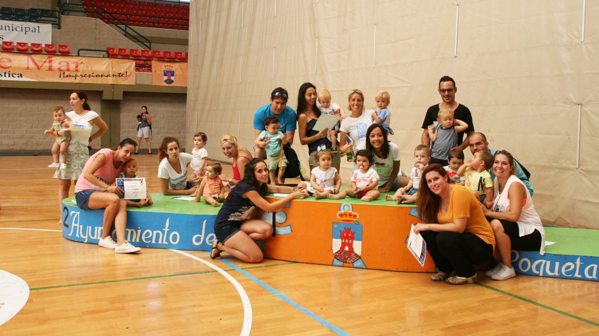 Foto final con todos los participantes en la carrera de gateos del año pasado.