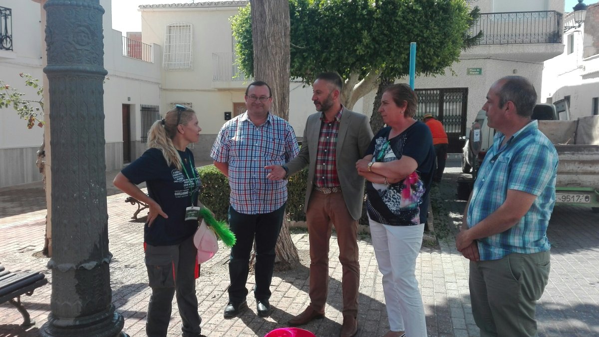 Tortosa ha visitado a los contratados con los planes de empleo de la Junta.