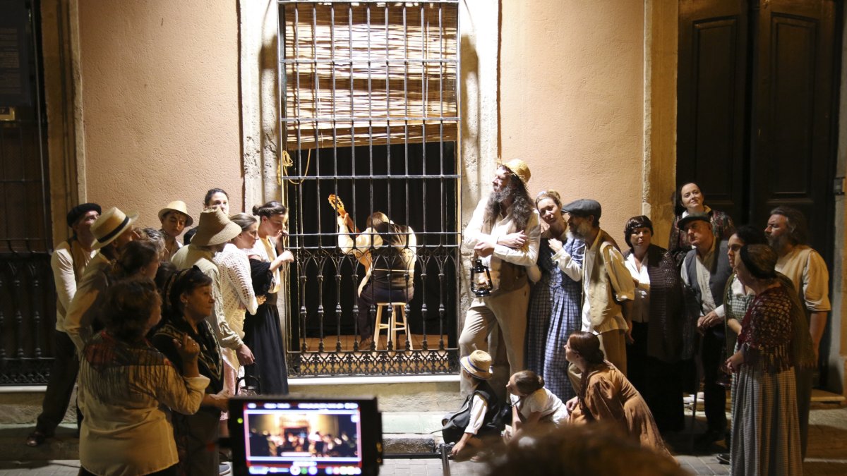 La escena rodada recoge el momento de la noche en que Torres probaba sus instrumentos en la ventana de su casa.