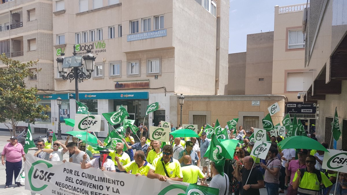 Trabajadores de Urbaser, ante el Ayuntamiento de Roquetas, tras la manifestación de ayer.