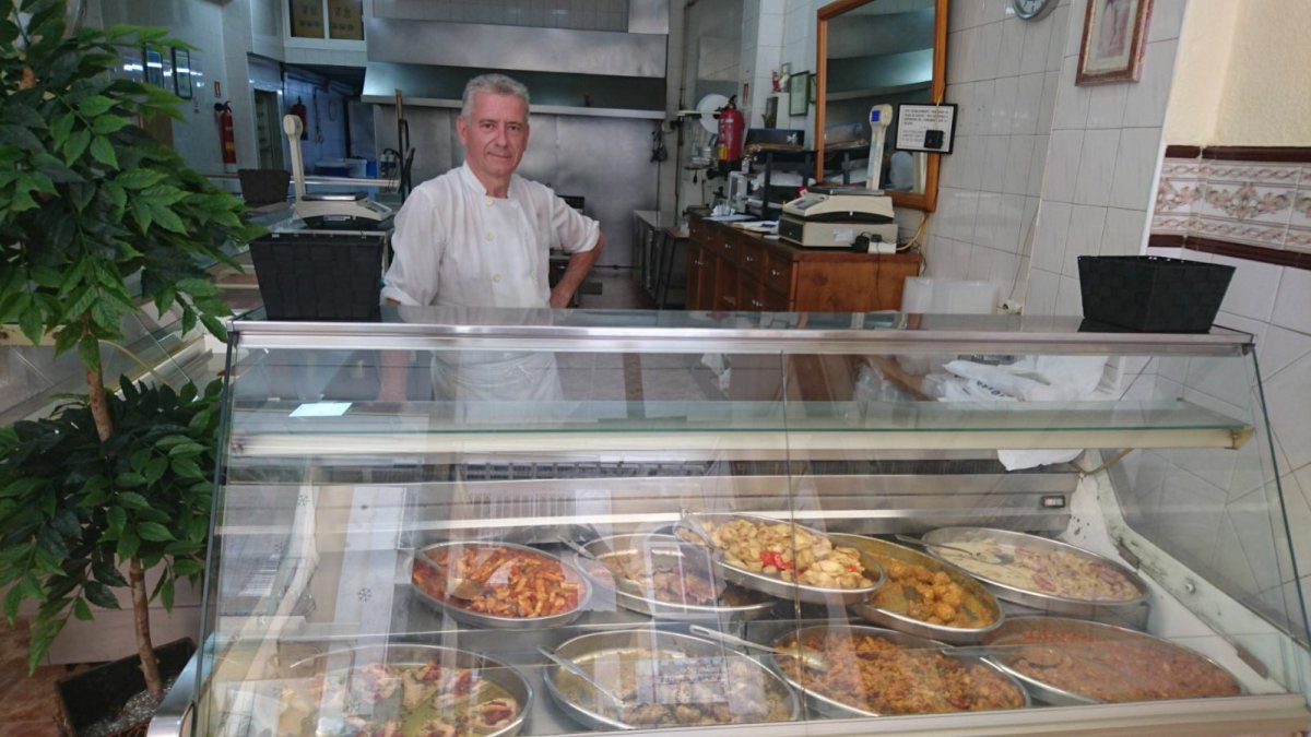 Enrique lópez propietario de La Juaida, en calle Juan Lirola, es el decano del sector.