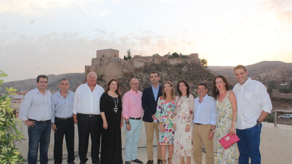 El subdelegado de Defensa, diputado nacional, senadores, parlamentarias autonómicas y concejales ante la Alcazaba de Almería.