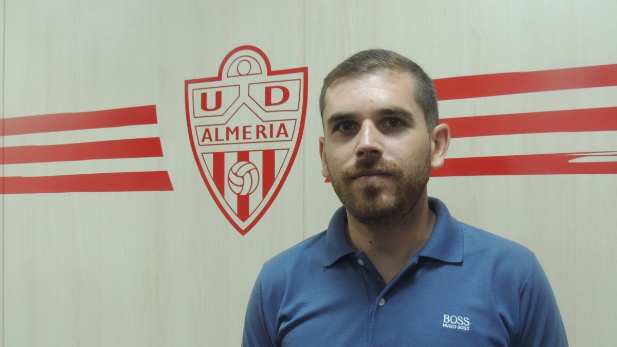 Juan Carlos Marín, empleado del Almería, que despacha abonos UDA.