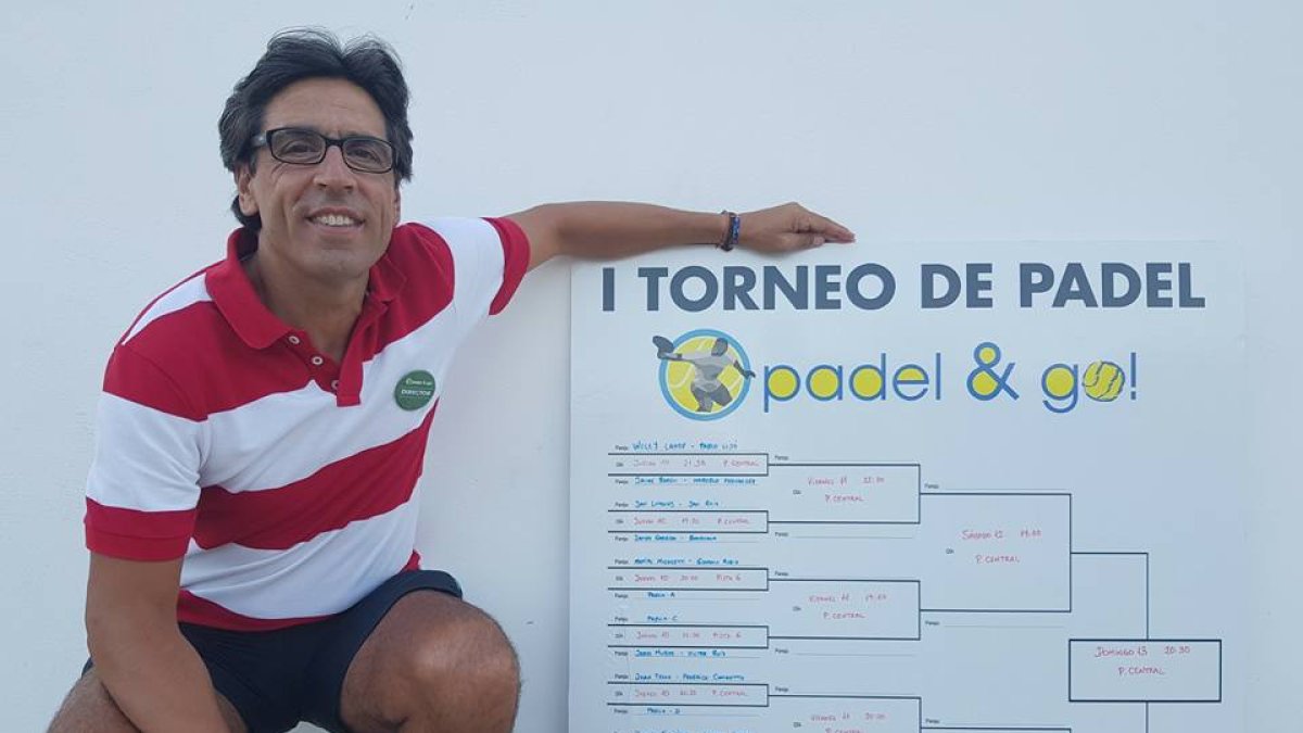 José Manuel Rodríguez con el cuadro del torneo.