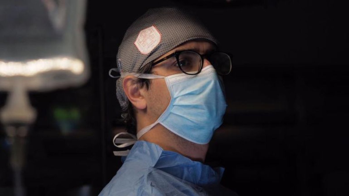 El doctor durante una intervención quirúrgica / Diego González Rivas.