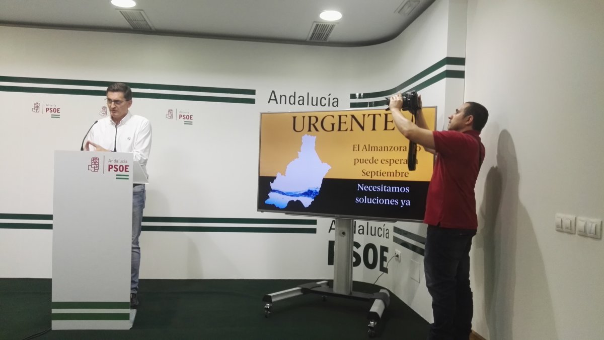 Rueda de prensa de ayer de Sánchez Teruel.