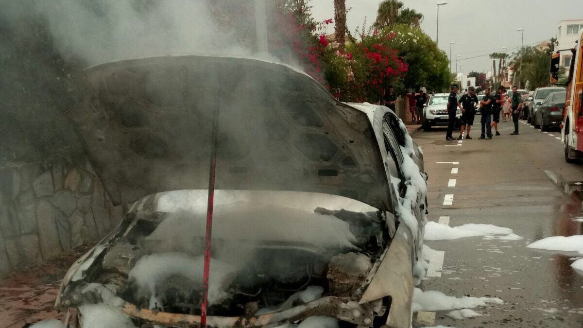 Bomberos del Levante han sofocado las llamas del vehículo.