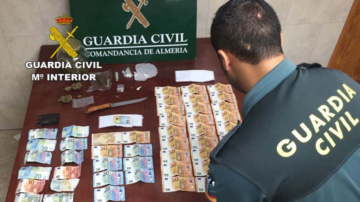 Efectos y dinero encontrados por la Guardia Civil durante la investigación.