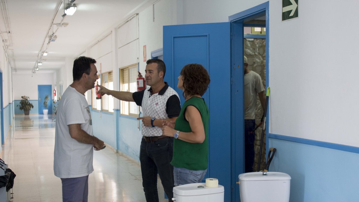 Visita del alcalde para ver el estado de las obras.