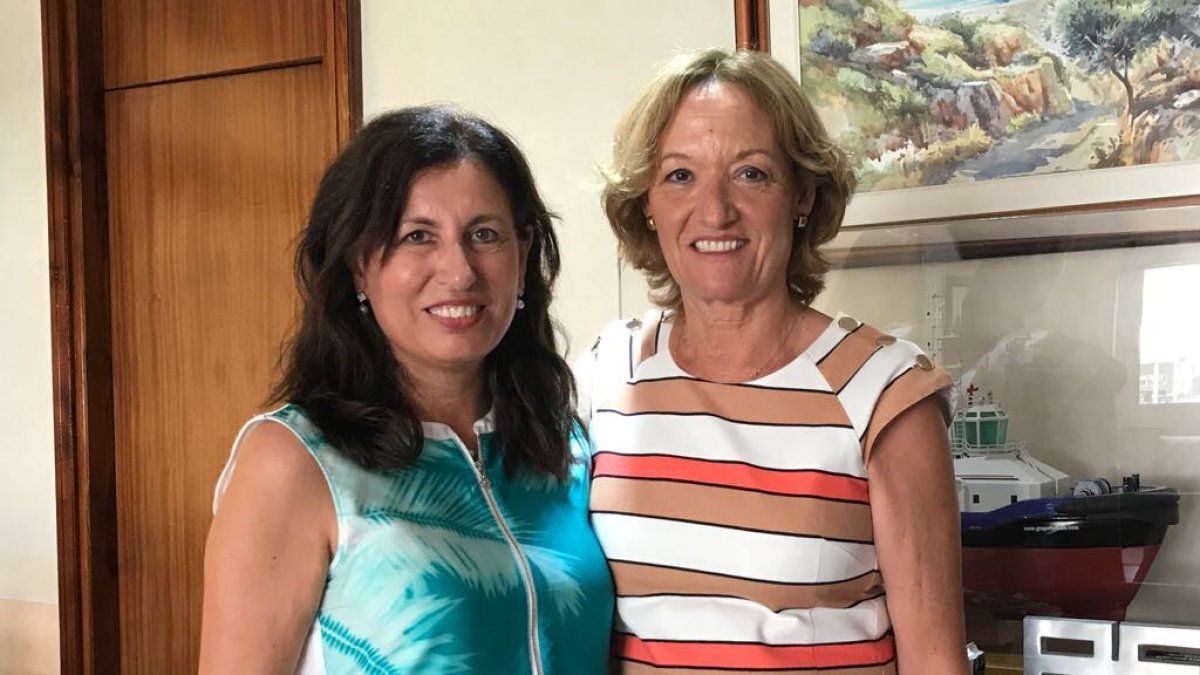 La nueva presidenta de la APA, Trinidad Cabeo (a la izquierda), junto con Mari Carmen Ortiz (a la derecha).