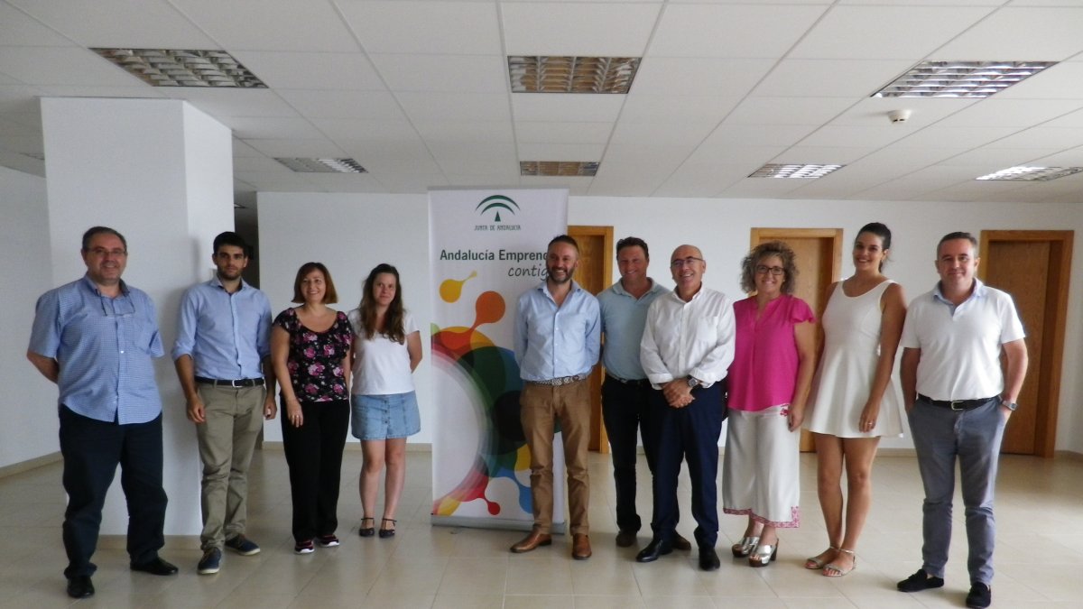 Los emprendedores con los técnicos y el delegado.