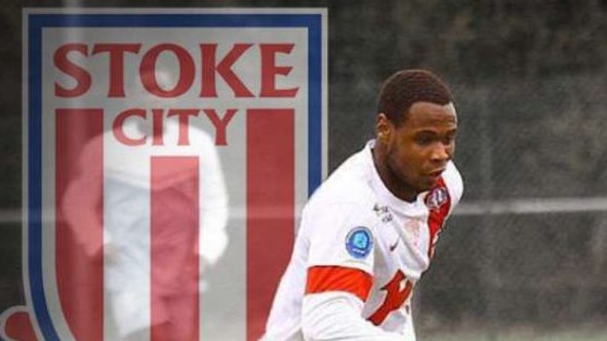 Hakim Abdallah con la camiseta del Stoke City.