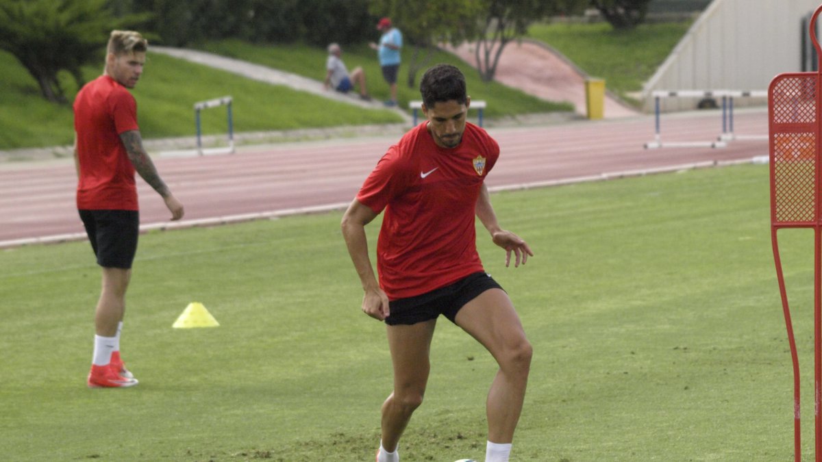 Fidel Chaves conduce la pelota en el Anexo.