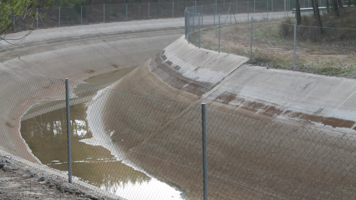 Imagen de archivo del acueducto Tajo-Segura con el caudal bajo mínimos.