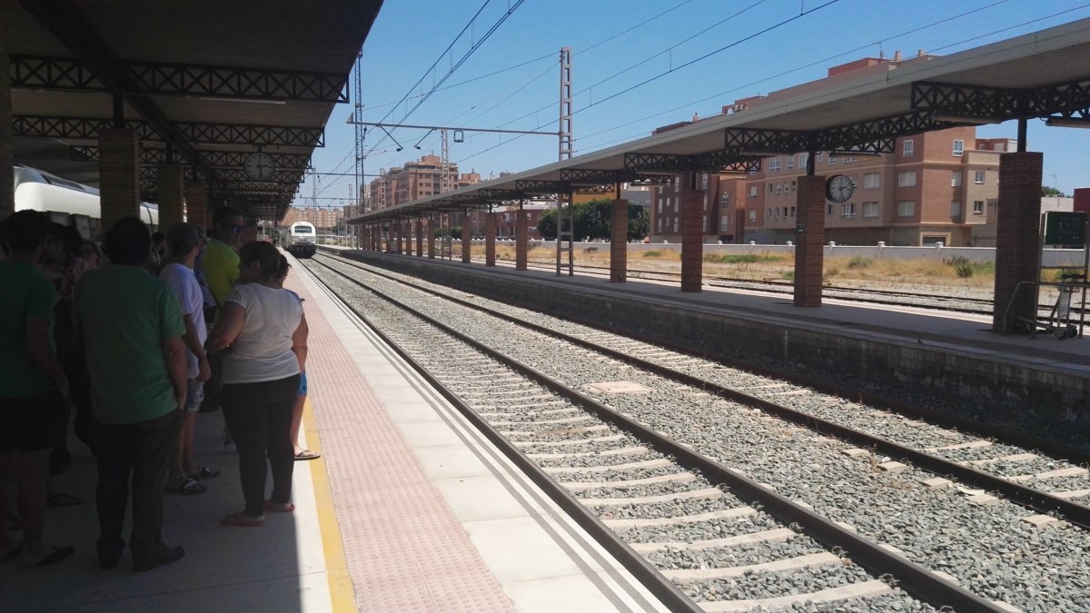 Pasajeros esperando el tren en la estación de Almería.