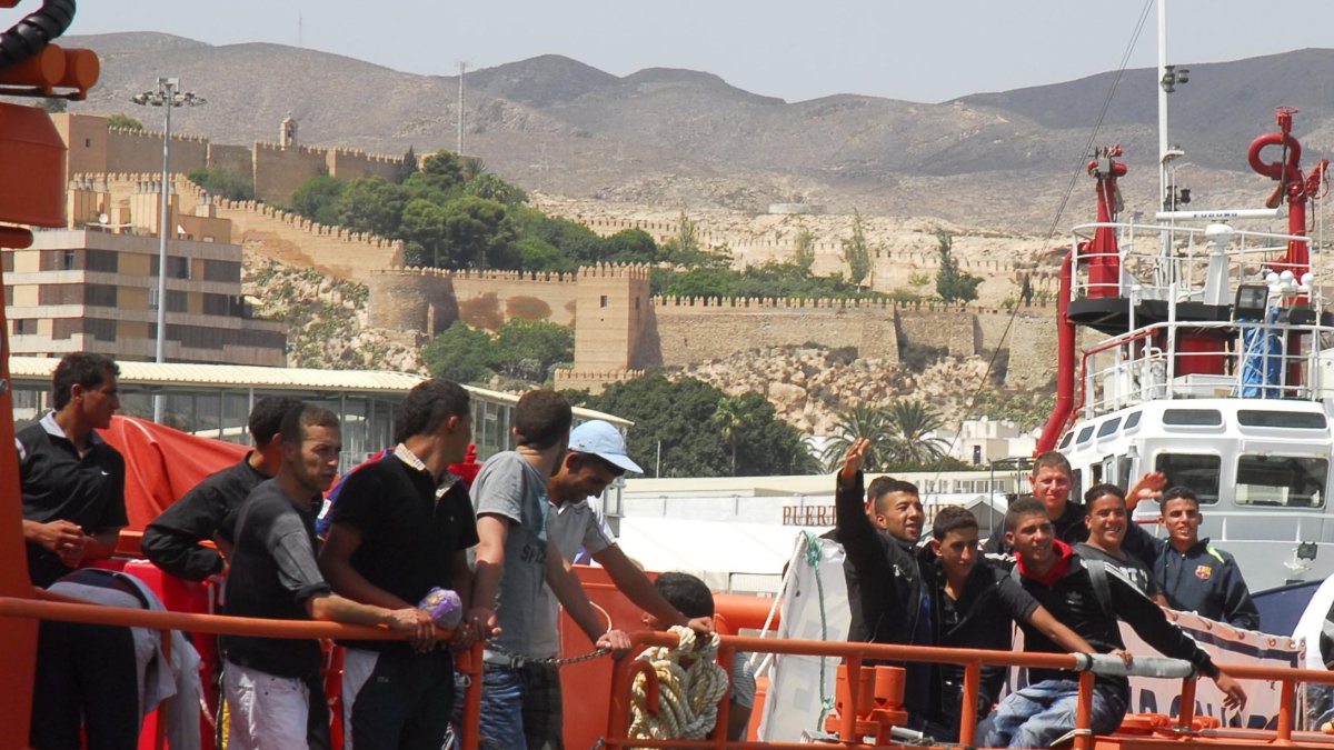 Inmigrantes procedentes del norte de África a bordo de un buque de Salvamento Marítimo.