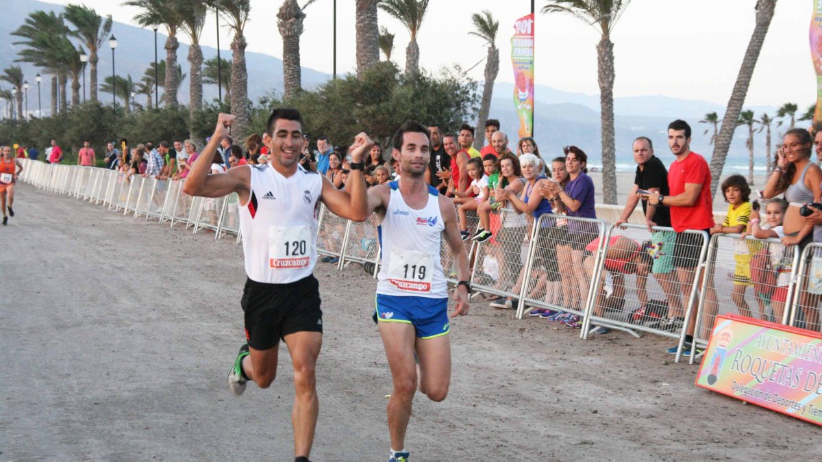 Campeones de la carrera entrando juntos en 2016.