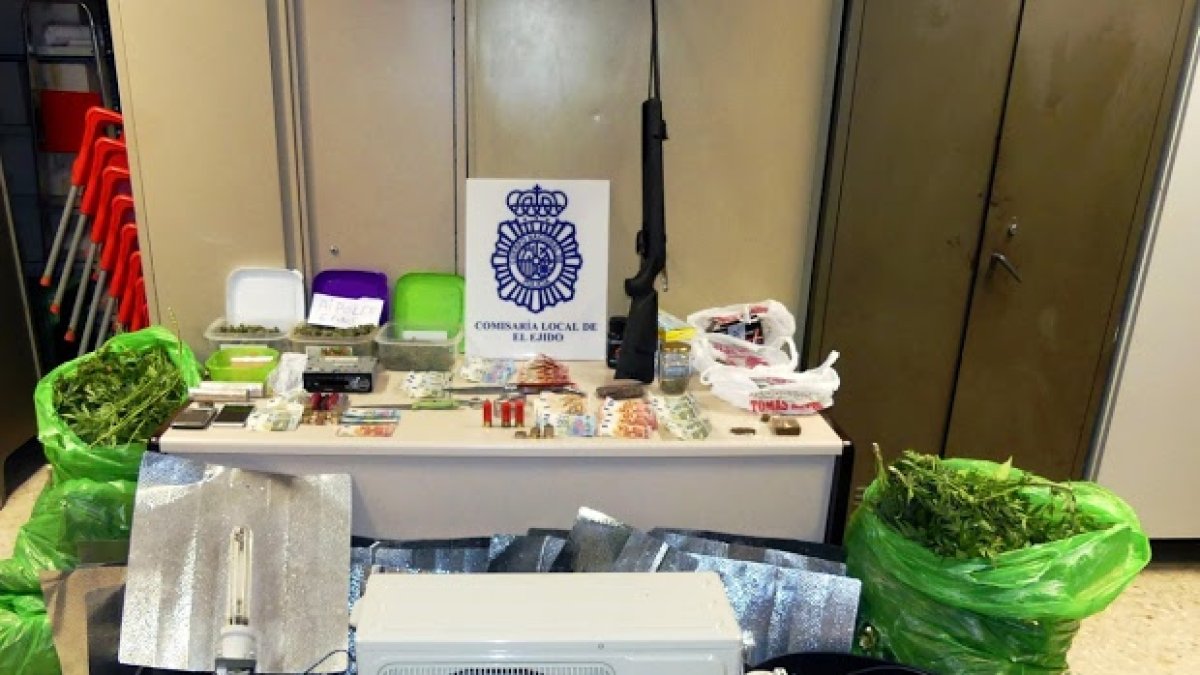 Imagen de archivo de la detención de un alijo de marihuana en Almería.