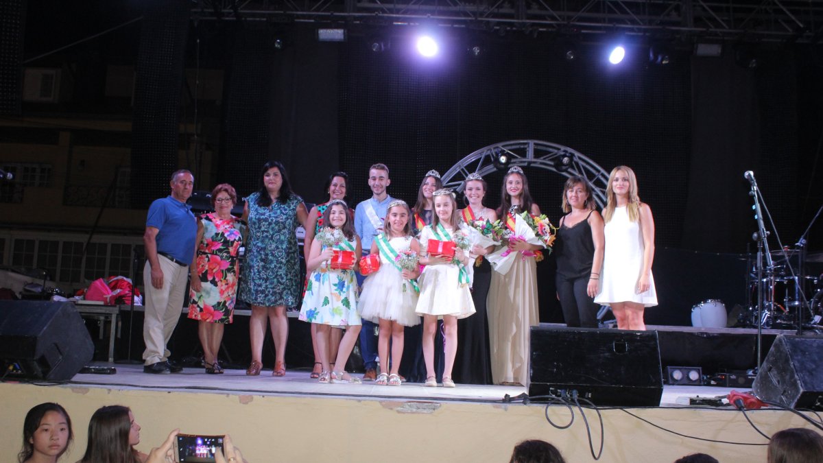 La alcaldesa de Cantoria, Purificación Sánchez, los concejales de su equipo de gobierno, la pregonera de las Fiestas, Carmen Sevilla; las Reinas de l