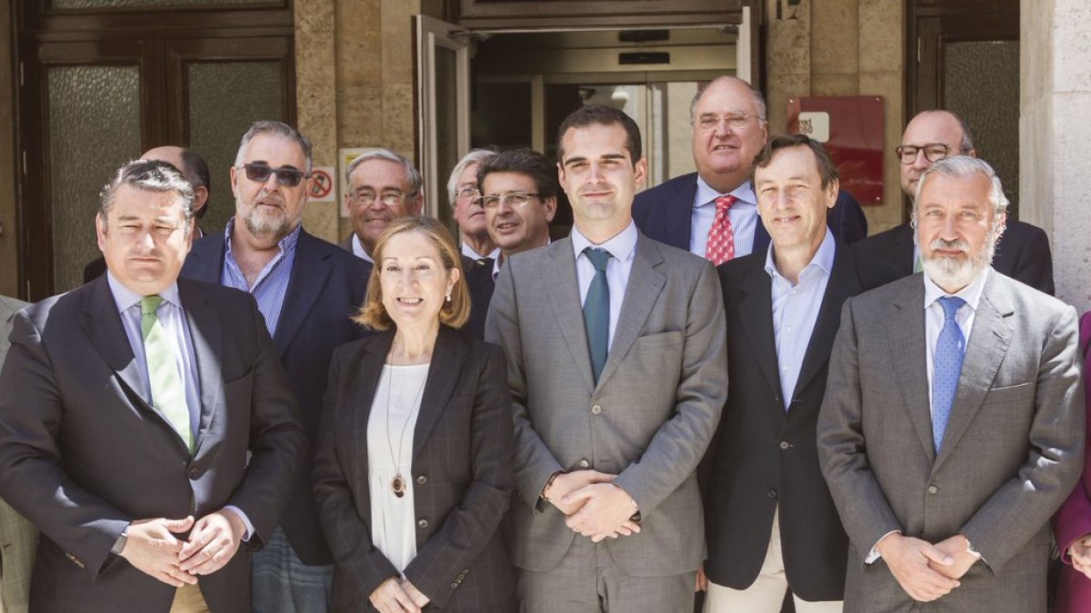 Miembros de la Mesa del Tren, Gobierno central y Partido Popular.